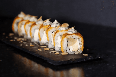 #45 Uramak: Serek Filadelfia, Karmelizowana Gruszka, Gorgonzola, Cheddar, Migdały