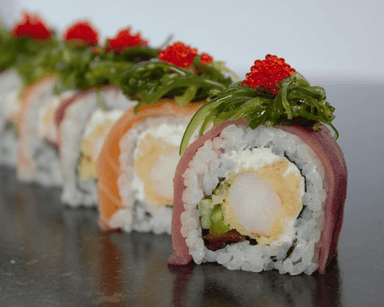 #1 Uramaki: z krewetką w tempurze z wakame i kawiorem