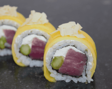 #10 Uramaki: z tuńczykiem, mango, migdały