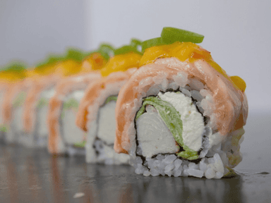 #32 Uramaki: Surimi, opalanym łososiem oraz salsa mango