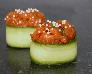 Gunkan; tatar łosoś w ogórku
