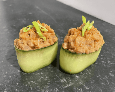 Gunkan: Pikantny Tuńczyk w ogórku